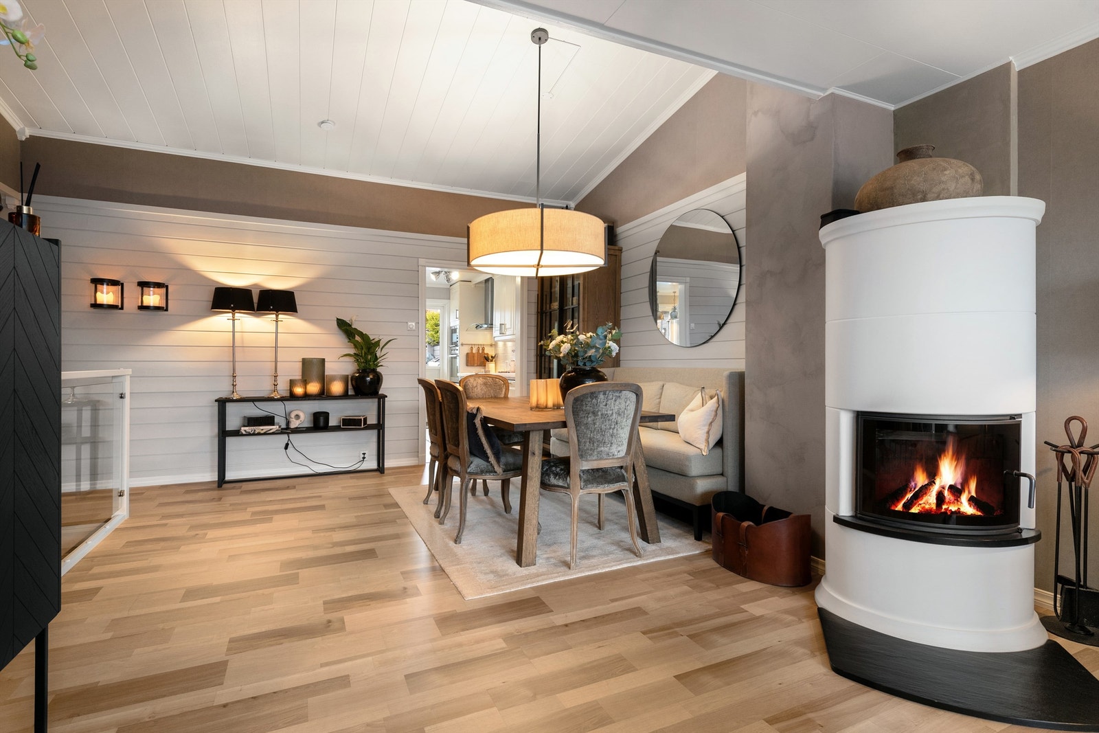 Flott peisovn av merket Nordpeis fra 2012, som gir assosiasjon til den klassiske kakkelovn Galleribilde