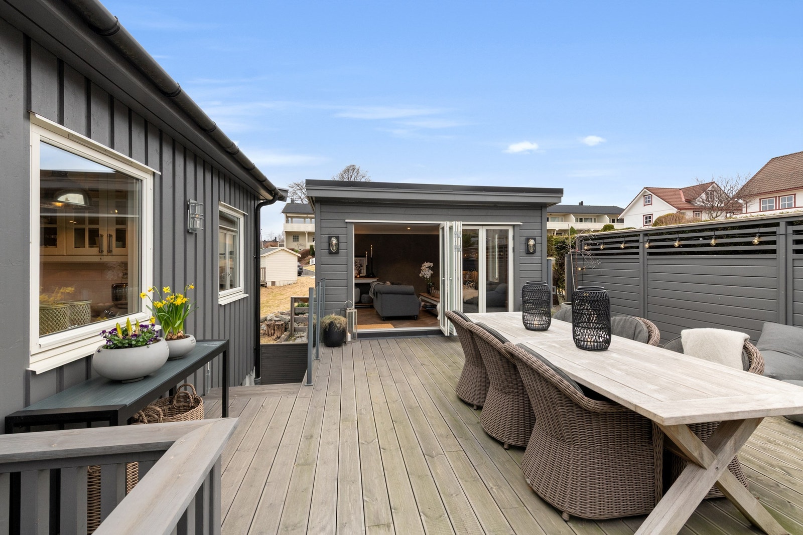 Fra terrassen er det direkte tilknytning til den frittstående utestuen fra 2022 Galleribilde