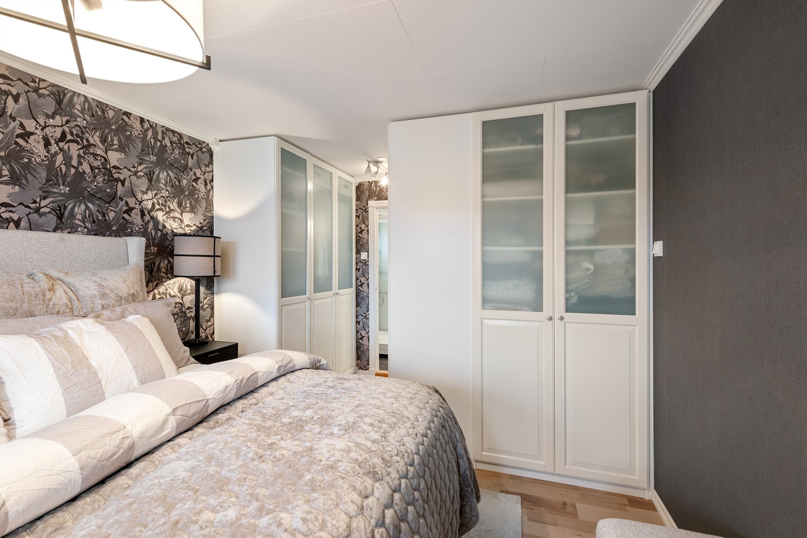 Garderobeskapene har fronter med frostet glass som gir et lett uttrykk Galleribilde