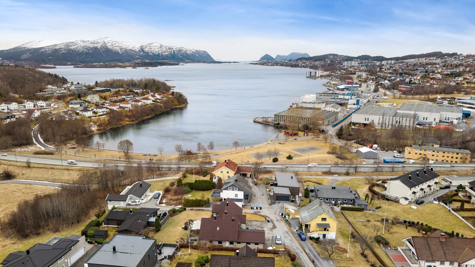 Det er gangavstand til Spjelkavik sentrum og butikksentrene på Moa med alle servicetilbud Galleribilde