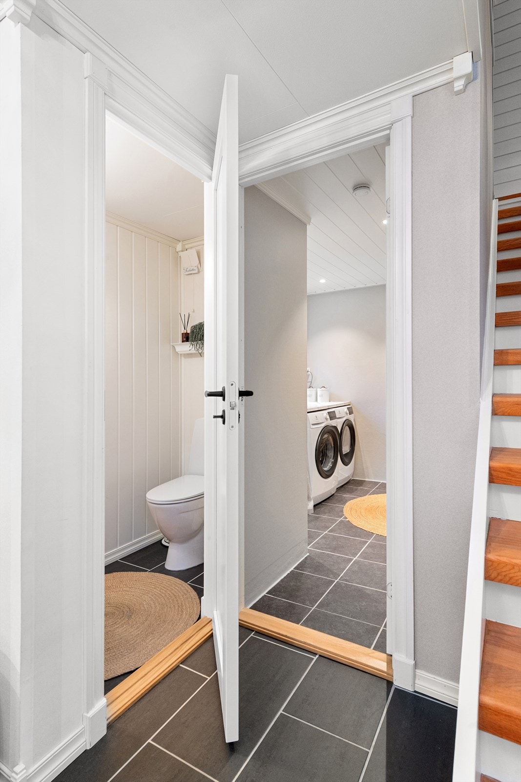 Toalettrommet og vaskerommet ligger praktisk plassert ved siden av hverandre Galleribilde