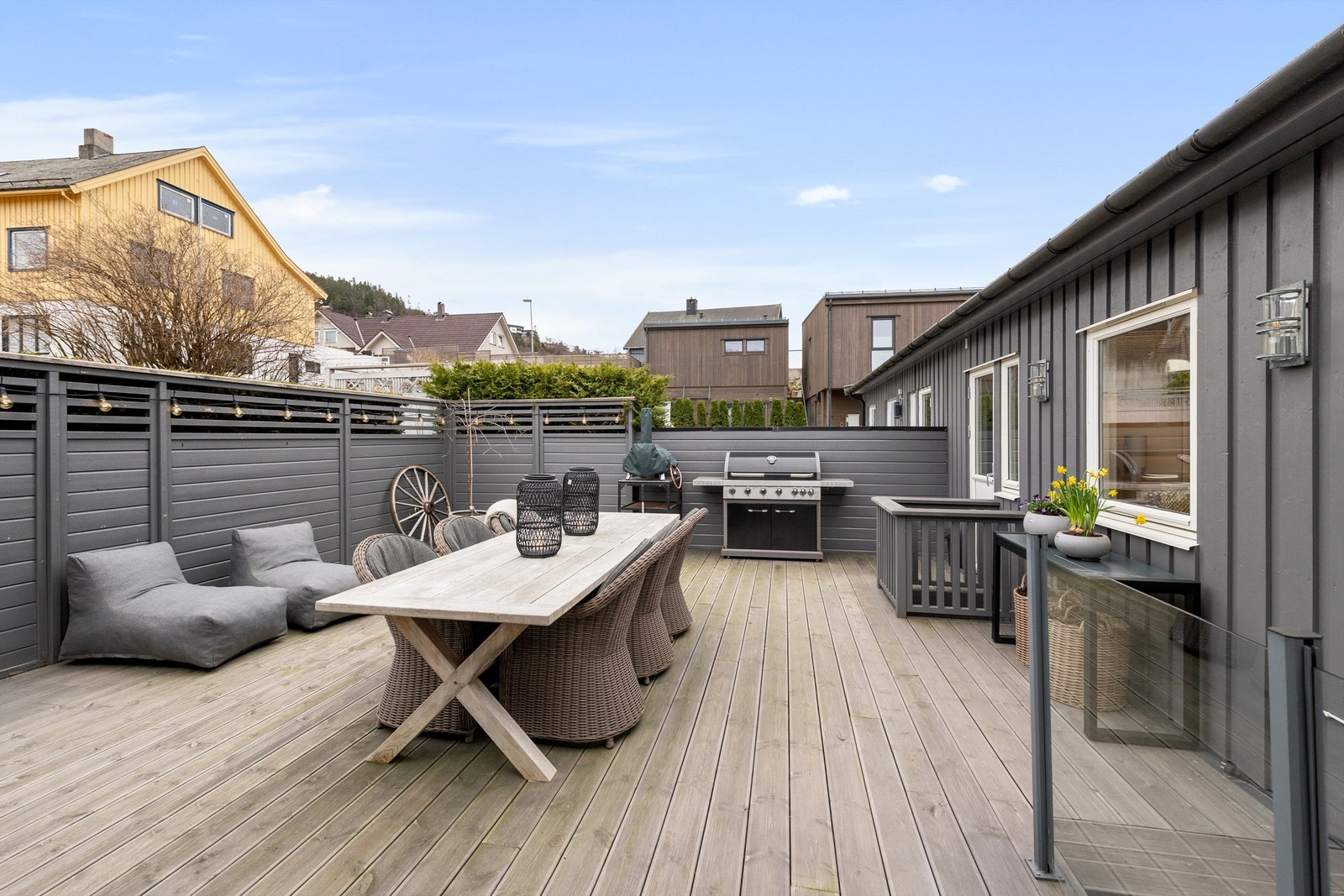 Uteplassen er skjermet og gir en privat sone for sosiale lag og hyggelige stunder Galleribilde