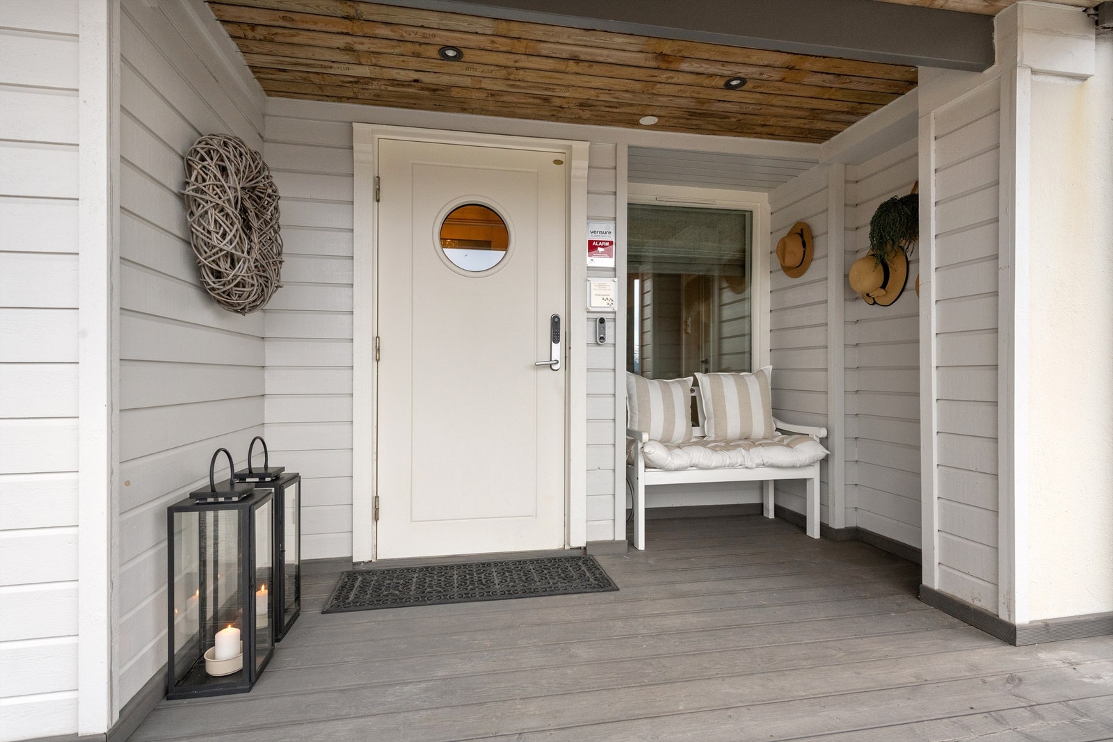 Overbygd inngangsparti med entrédør med elektrisk kodelås Galleribilde