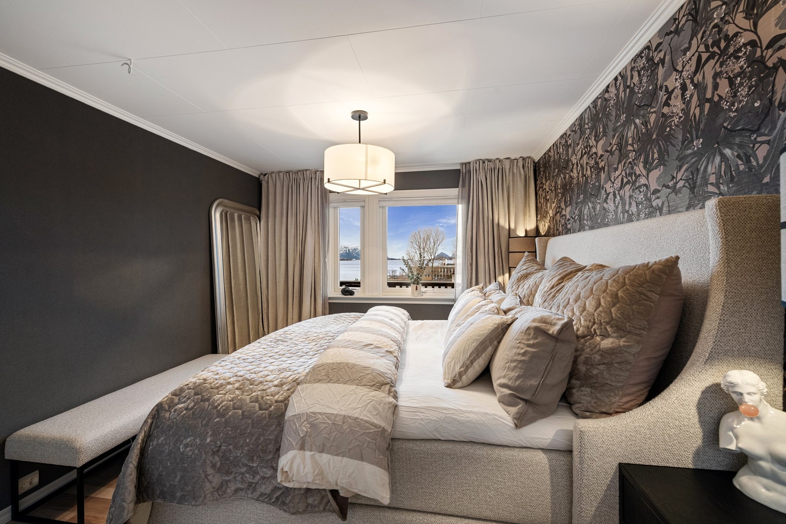 Hovedsoverommet er lyst og har plass til dobbeltseng og tilhørende møblement Galleribilde