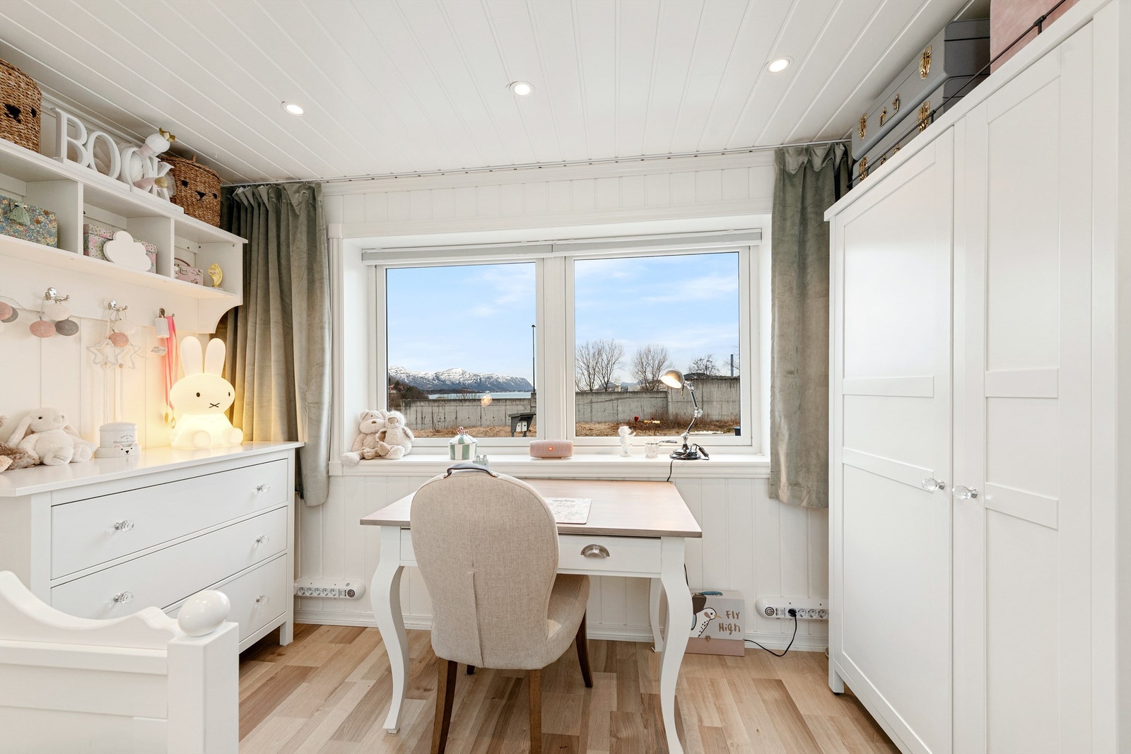 Rommet har malt panel på vegger og i tak, med innfelt spottbelysning Galleribilde