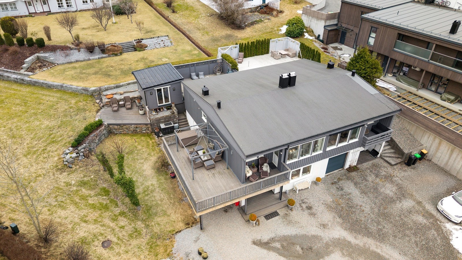 Boligen har to store terrasser og fullisolert hagestue Galleribilde