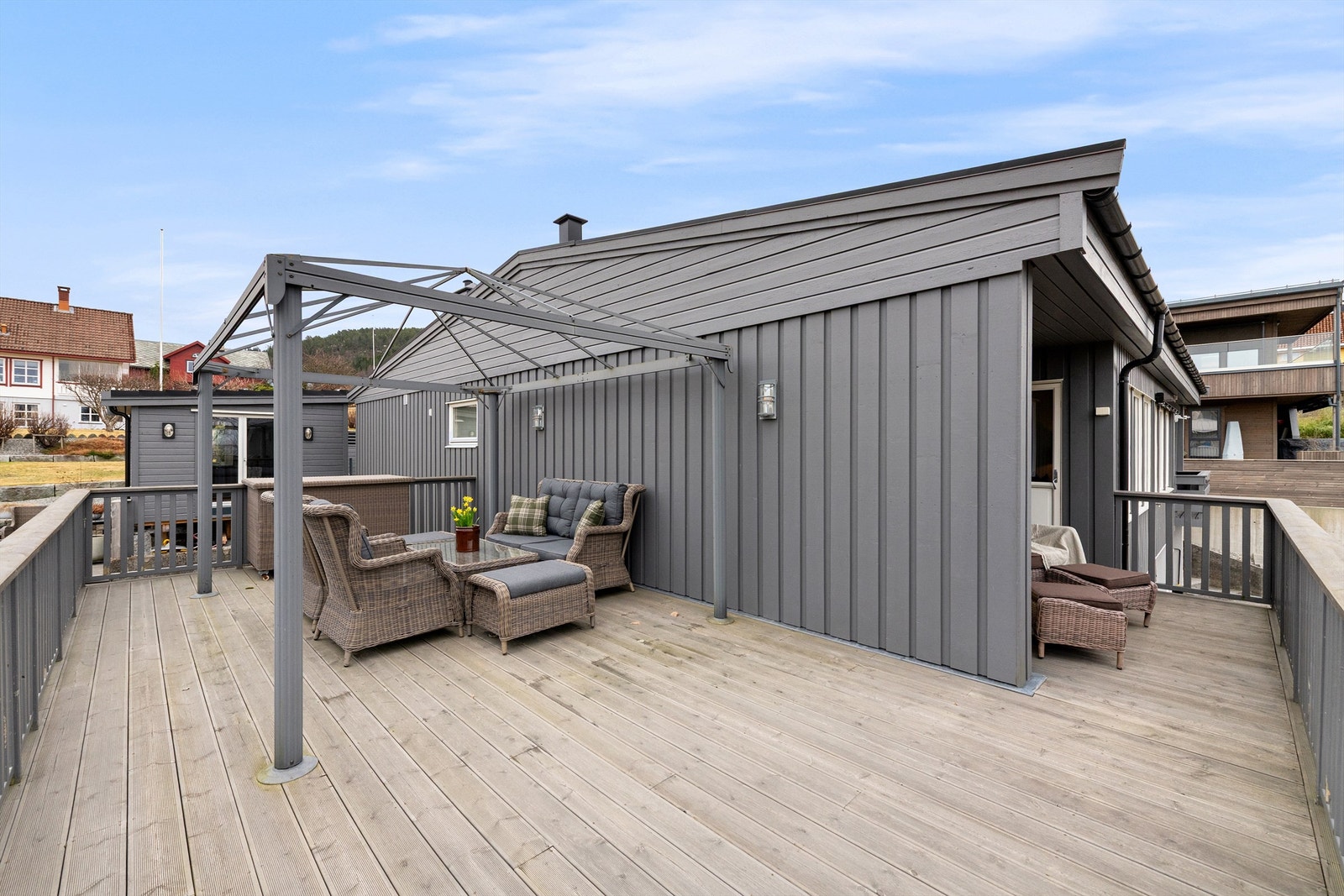 Fra stuen er det utgang til vestvendt terrasse på 37 m²
Utvidelse av terrassen mot nord er ikke omsøkt og godkjent Galleribilde