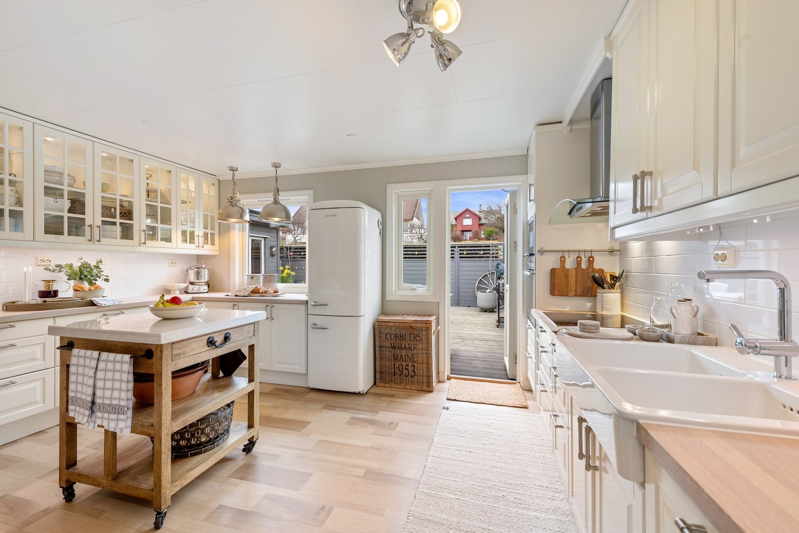 Fra kjøkkenet er det direkte utgang til en stor, skjermet terrasse på 46 m² og hagestuen Galleribilde