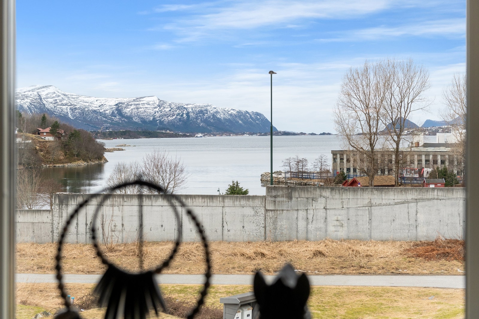 Utsikten kan nytes fra flere av boligens rom og uteplasser Galleribilde