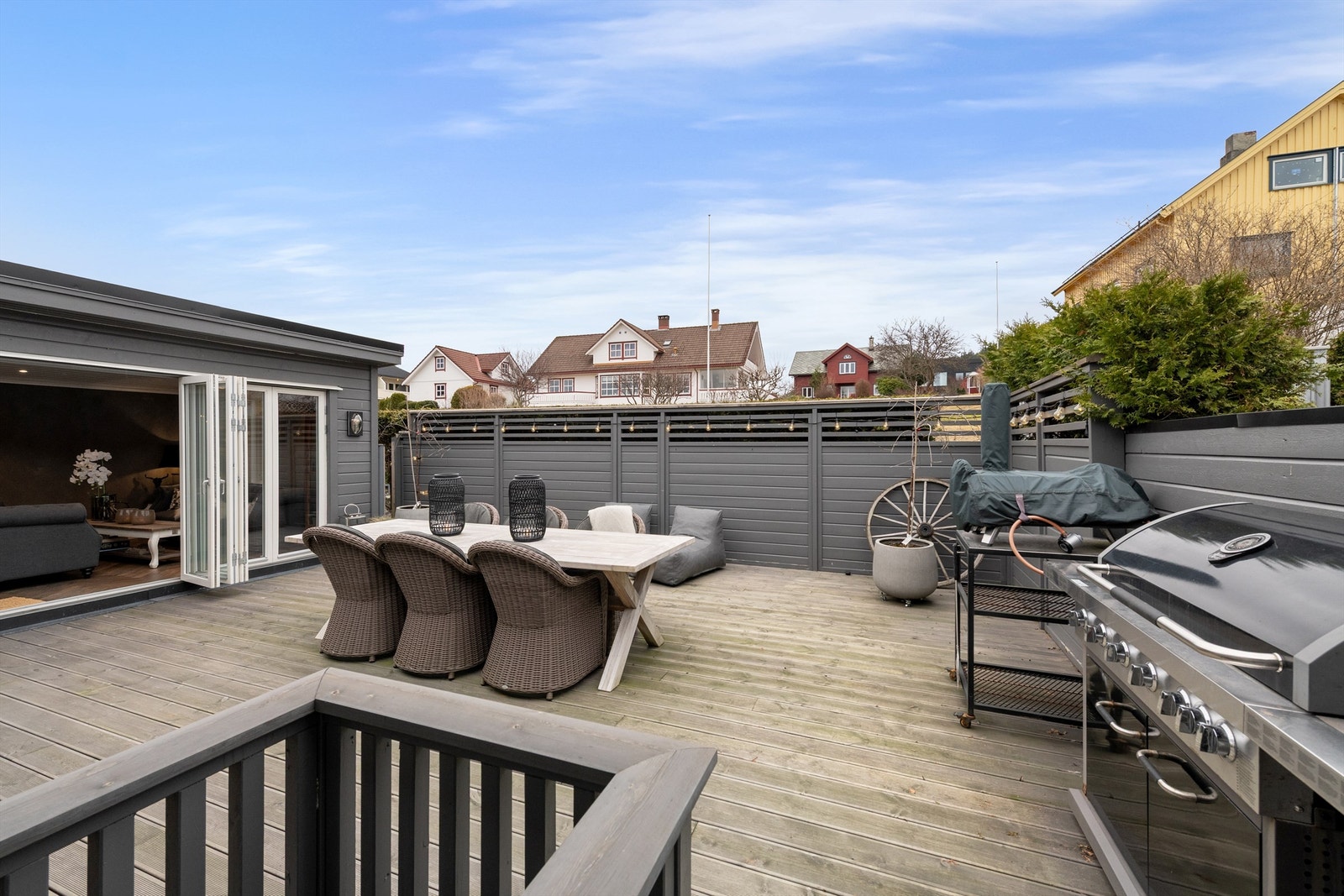 Her er det god plass til både spisebord og grill, perfekt for sommerkvelder Galleribilde