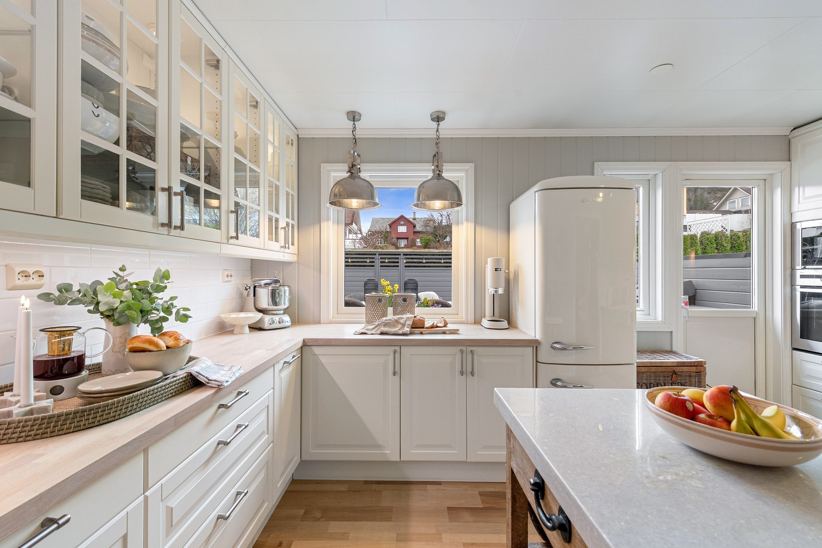 Kjøkkenet er romslig og har god plass til et spisebord for hverdagsmåltidene Galleribilde