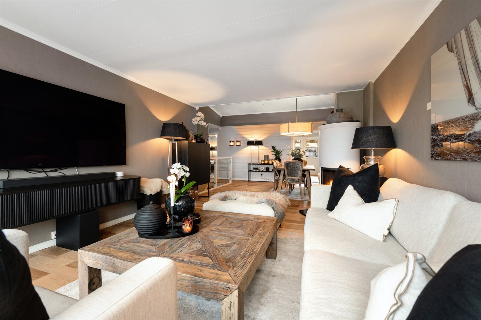 Stuen har god plass til stor sofagruppe, perfekt for avslapning og sosiale stunder Galleribilde