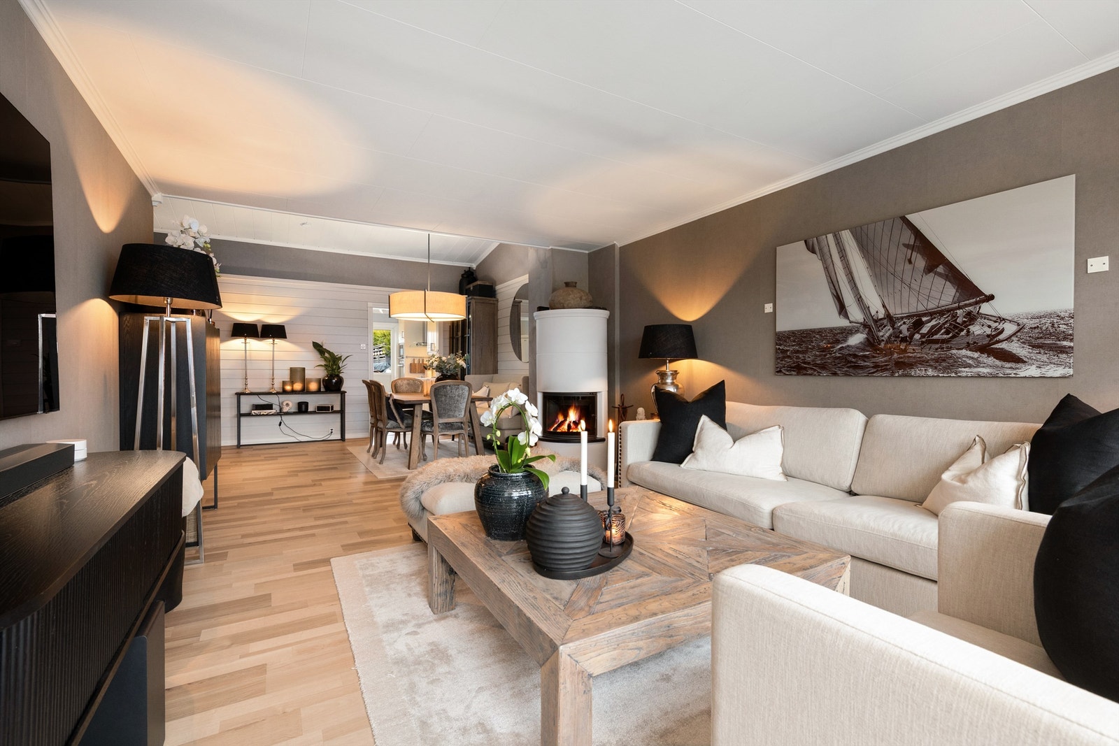 Stuen og spisestuen er i åpen løsning og dette skaper en sosial og luftig atmosfære Galleribilde