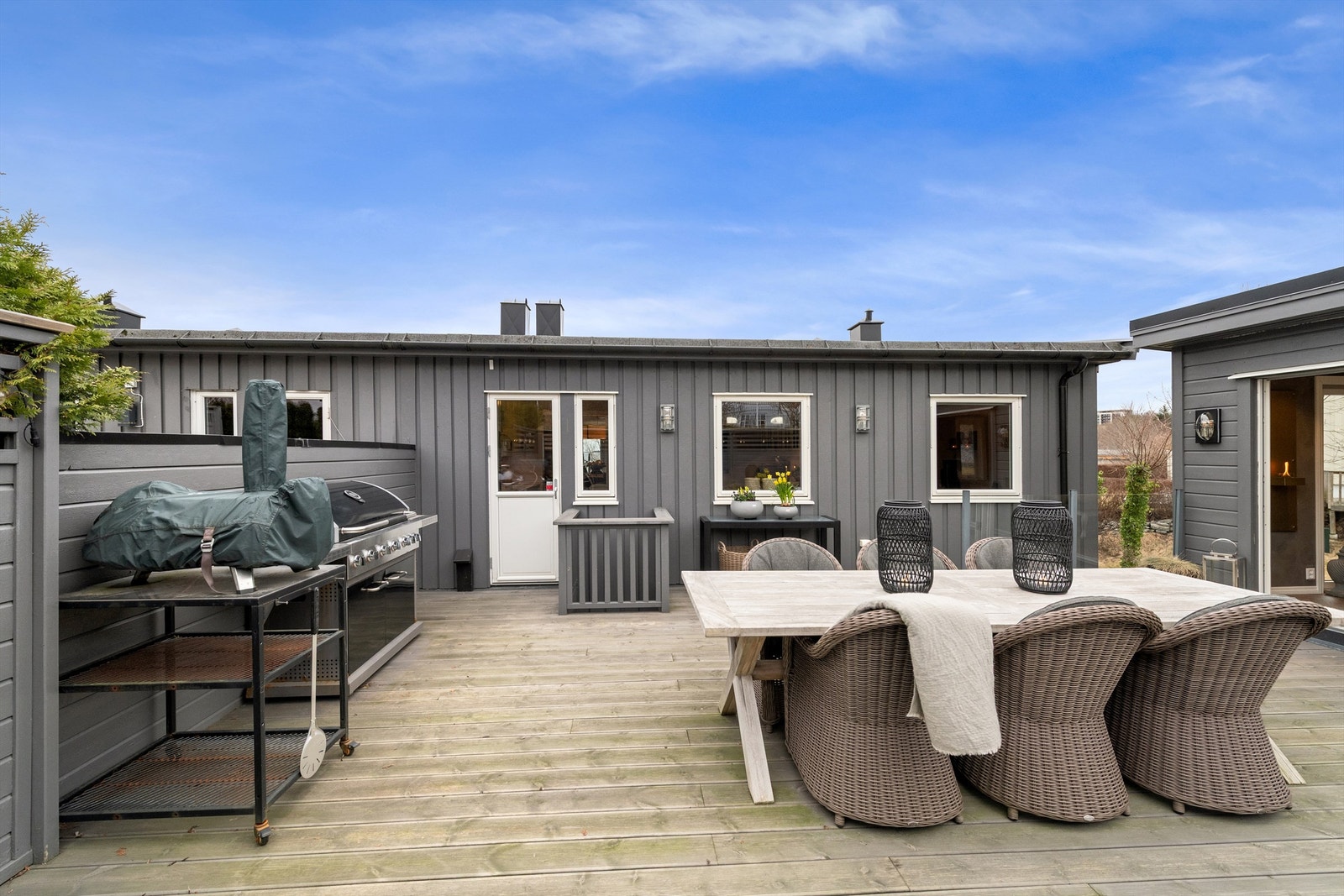 Terrassen på 46 m² er et naturlig samlingspunkt til grilling og sosialt samvær Galleribilde