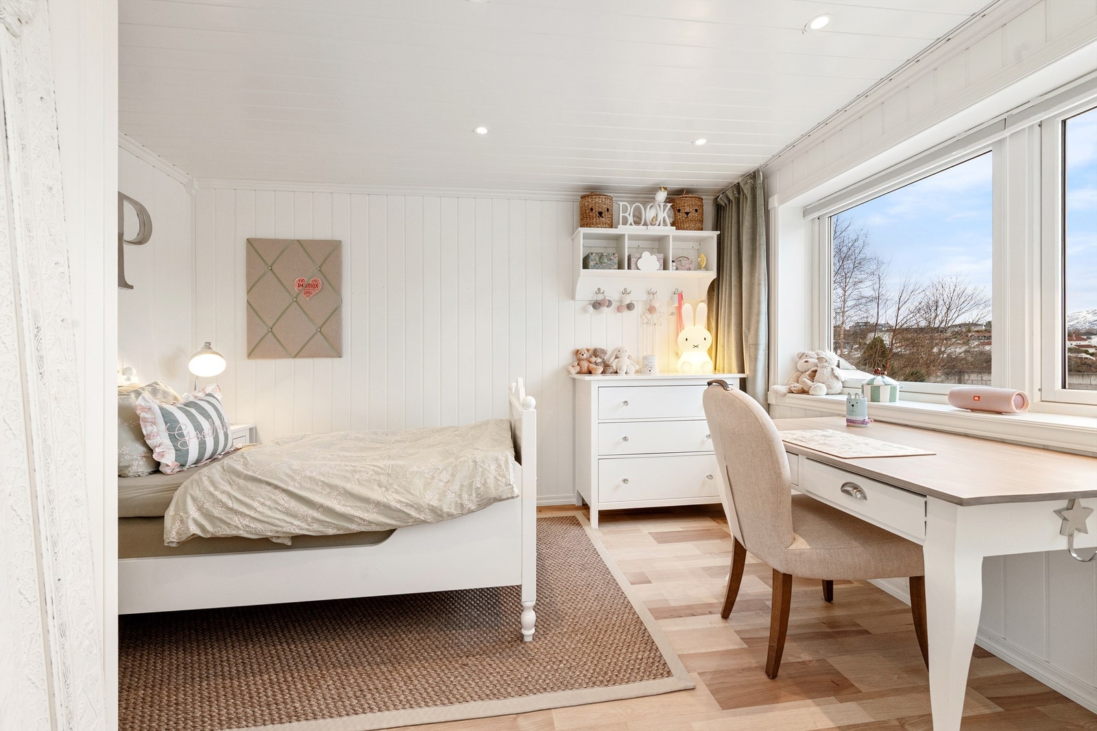 Boligens tredje soverom ligger i underetasjen og har laminatgulv med gulvvarme Galleribilde