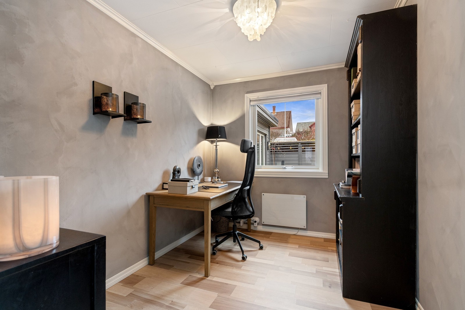 Det andre soverommet i etasjen har kalkmalte vegger og laminat på gulvet Galleribilde