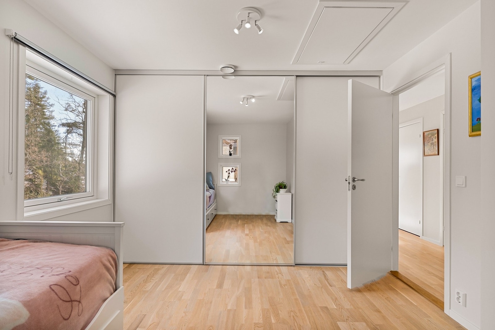 Innredet med stor skyvedørsgarderobe Galleribilde