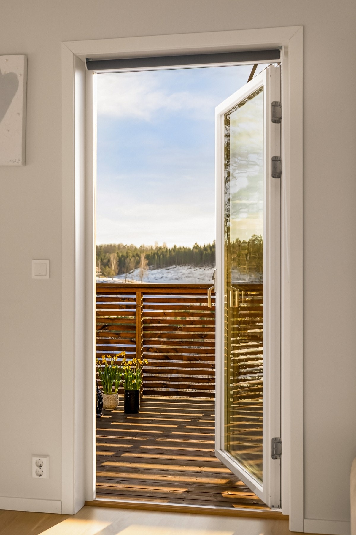 Fra stuen har du utgang til balkongen som blir en forlengelse av stuen på sommerhalvåret Galleribilde