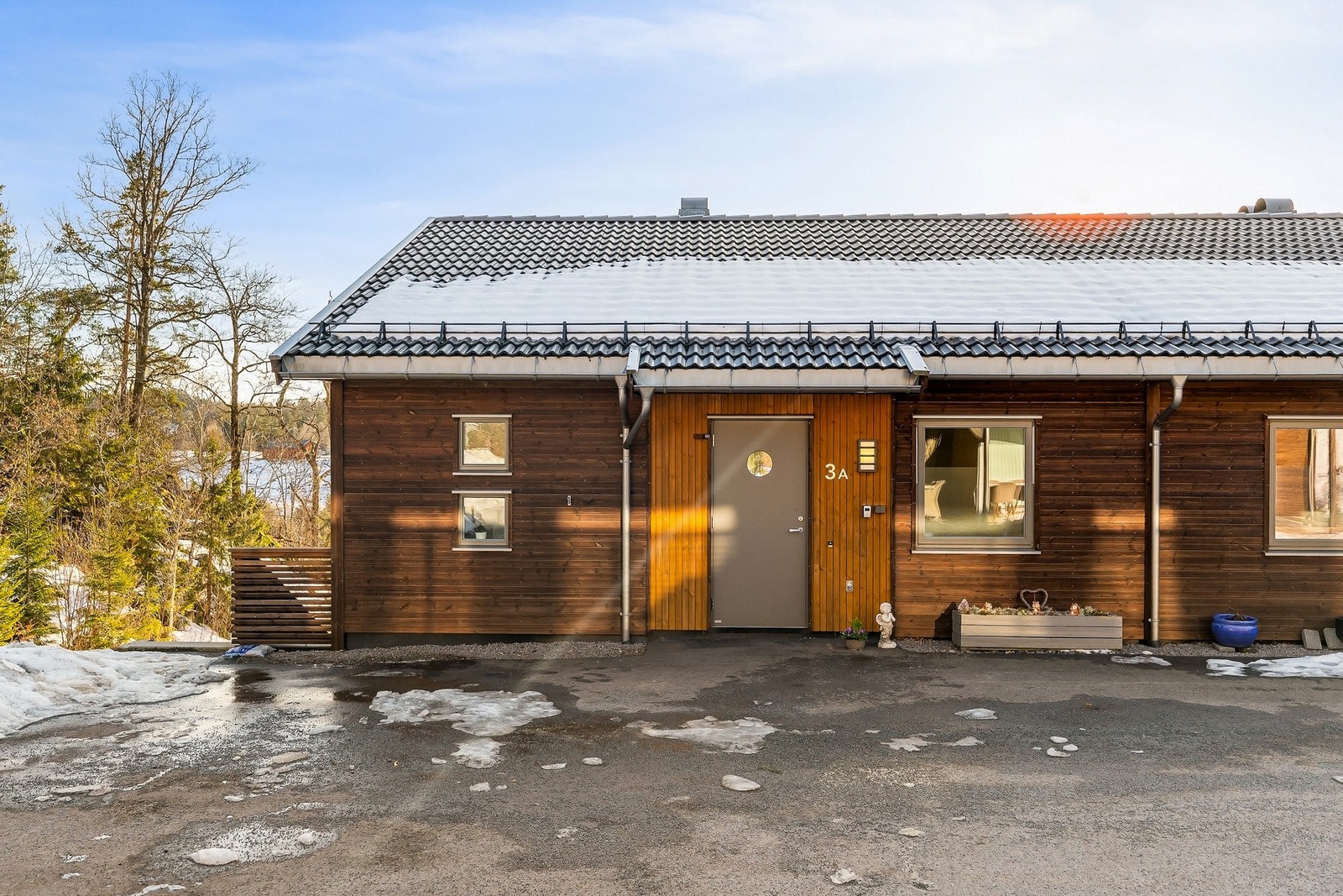 Velkommen! Leiligheten ligger på bakkeplan med trappefri inngangsparti Galleribilde