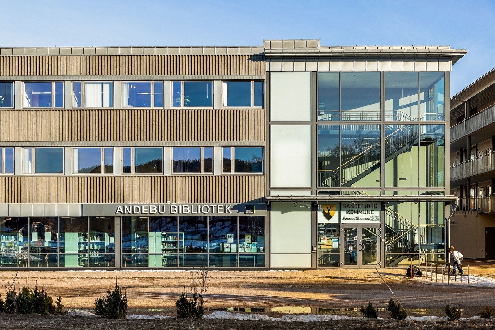 Andebu byr på bibliotek, frisører, apotek og Vinmonopol for å nevne noe Galleribilde