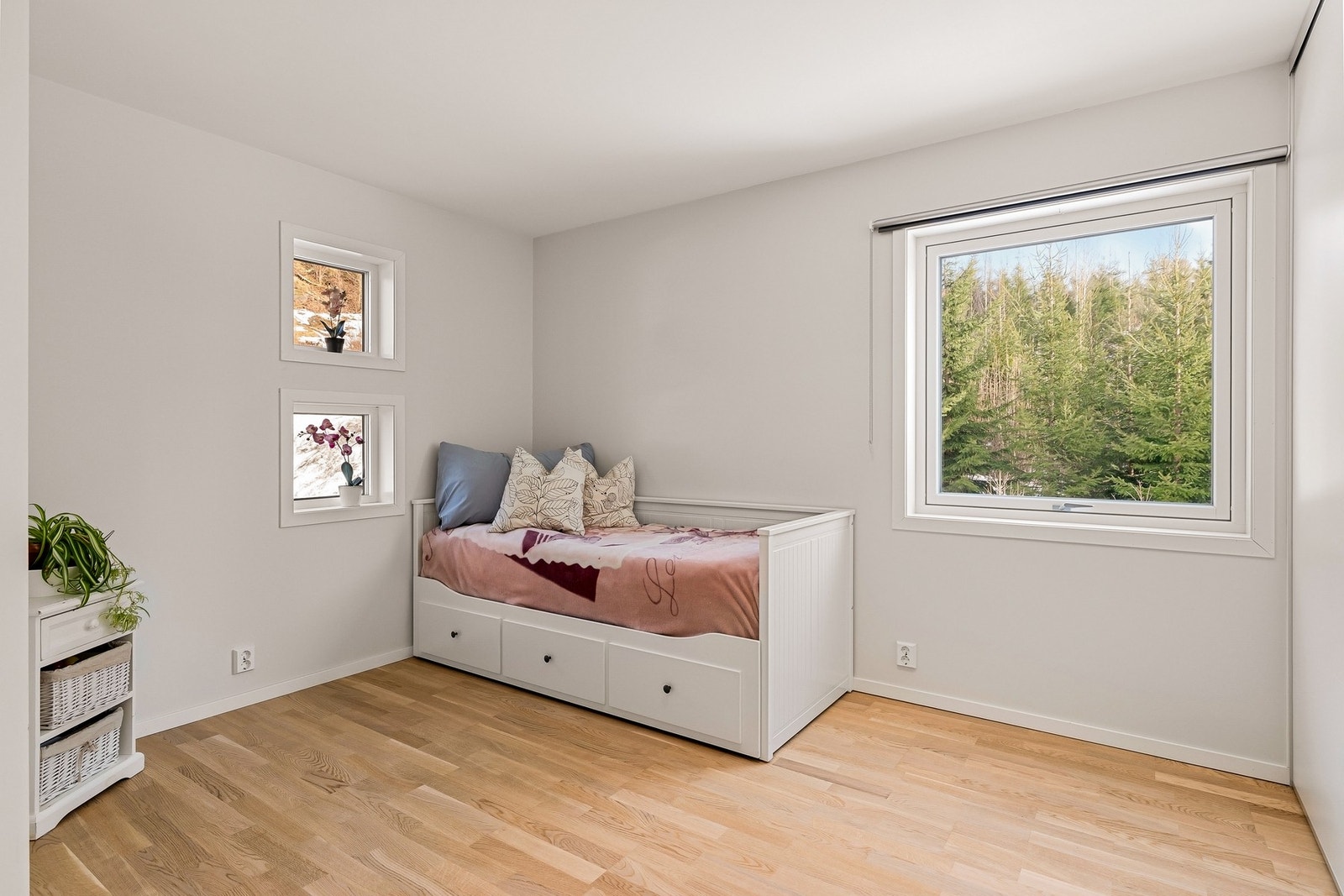 Soverom I er av god størrelse, her har du fint plass til å innrede med dobbeltseng Galleribilde