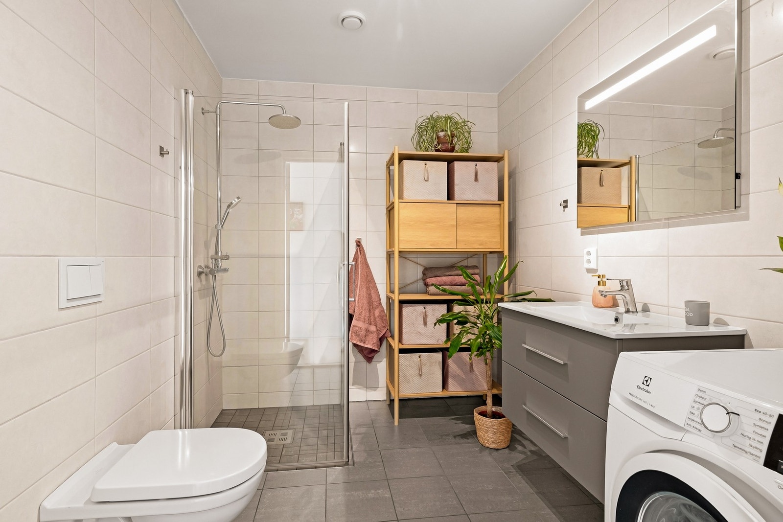 Flislagt baderom med tidløse fargevalg og moderne innredning Galleribilde