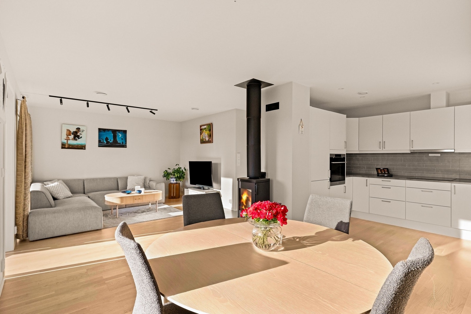 Leiligheten er fra 2021 og holder en gjennomgående bra standard Galleribilde