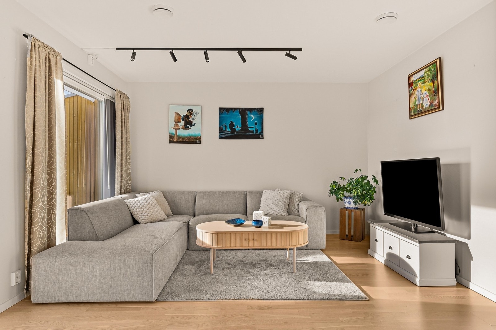 I stuen har du god plass til å innrede med sofagruppe og tilhørende møblement Galleribilde