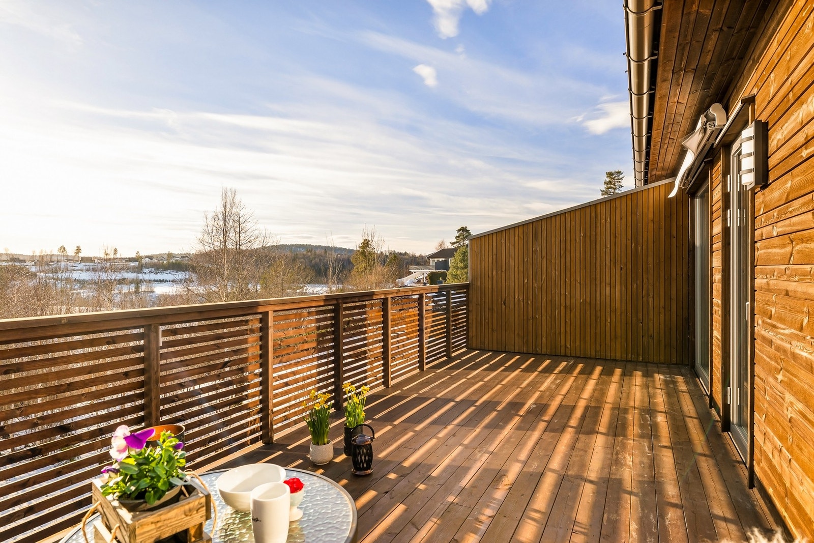 Romslig balkong hvor du kan innrede med både spisegruppe, grill og beplantning Galleribilde