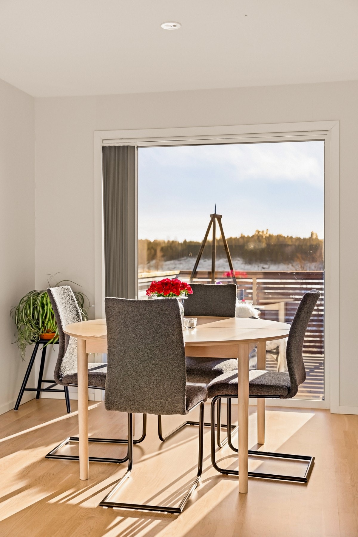 Hyggelig spiseplass foran vinduet Galleribilde