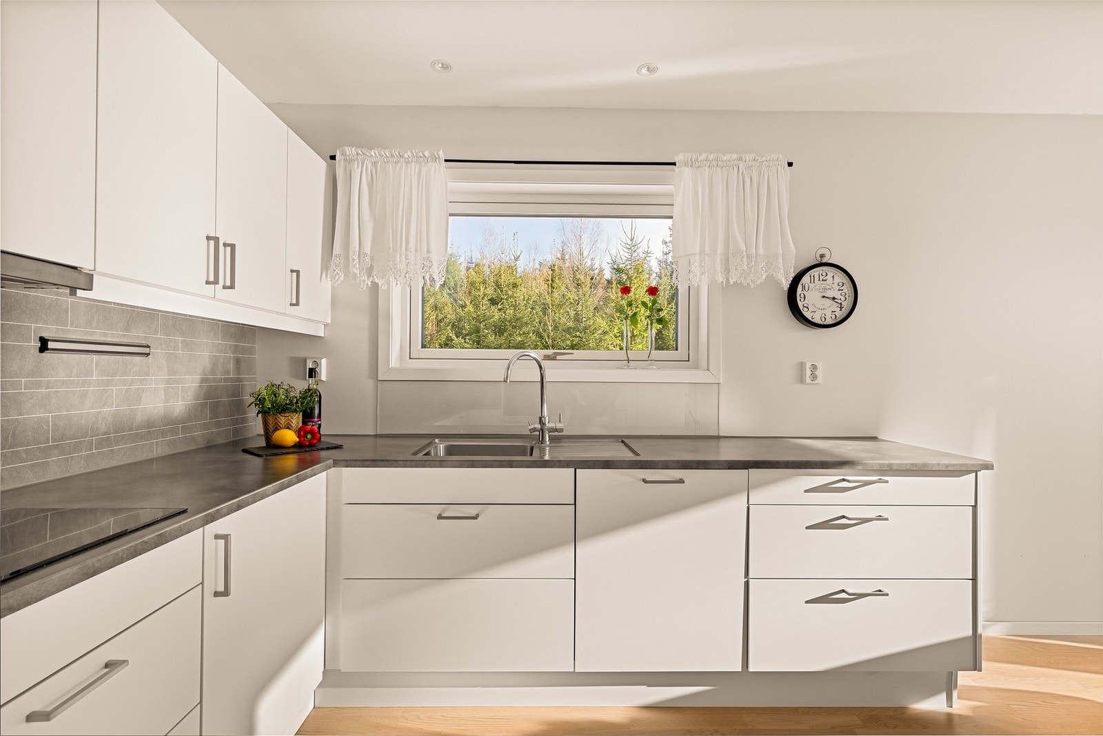 Mye oppbevaringsplass i over- og underskap samt gode arbeidsflater på benk Galleribilde