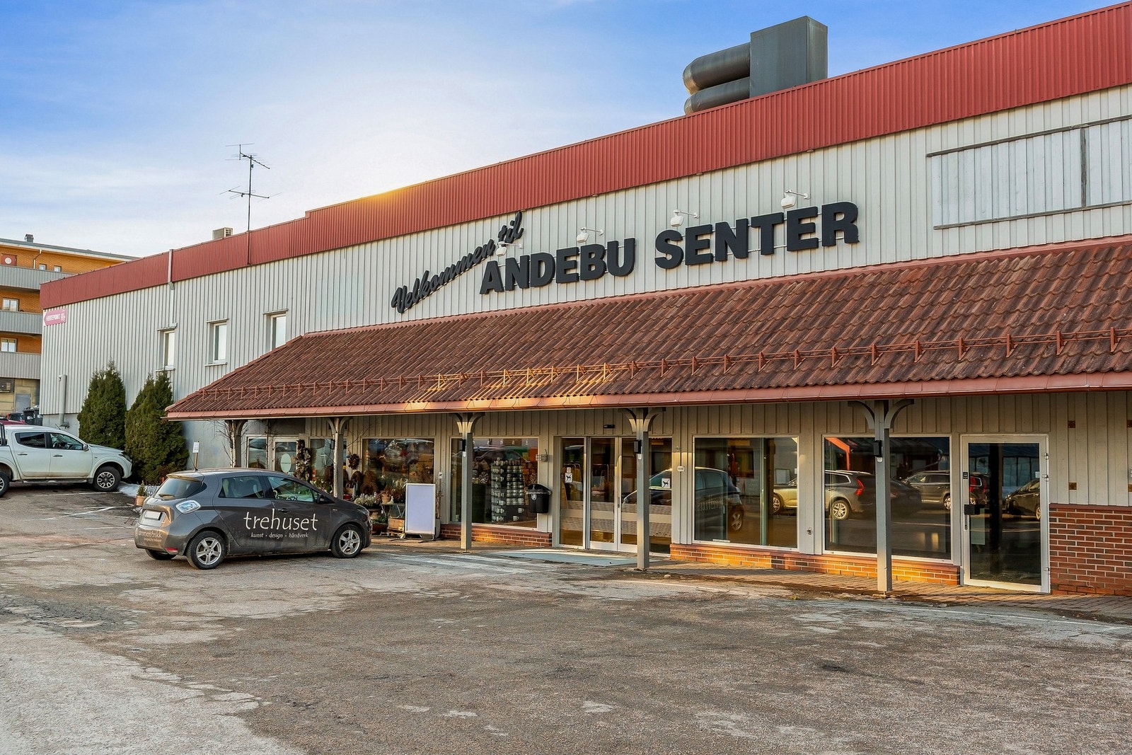 På Andebu senter har du blant annet Meny og Blomsterbutikk Galleribilde
