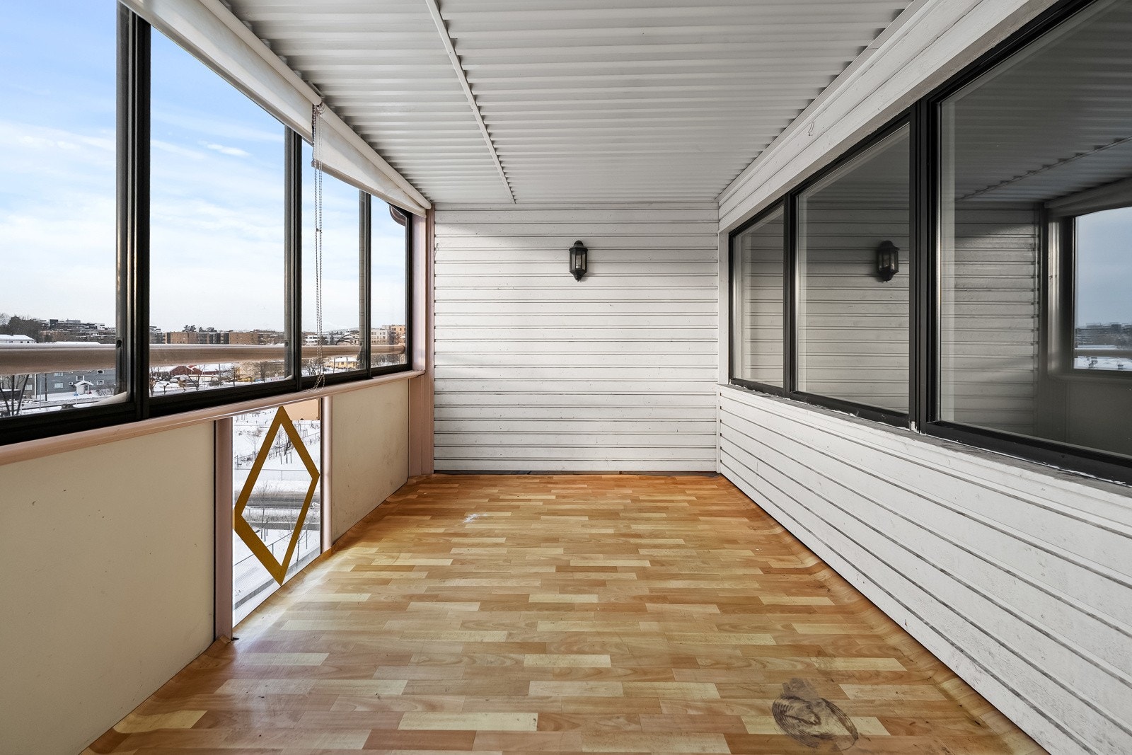 Balkongen har enkle skyveglass over rekkverket som kan åpnes på varme sommerdager. Galleribilde