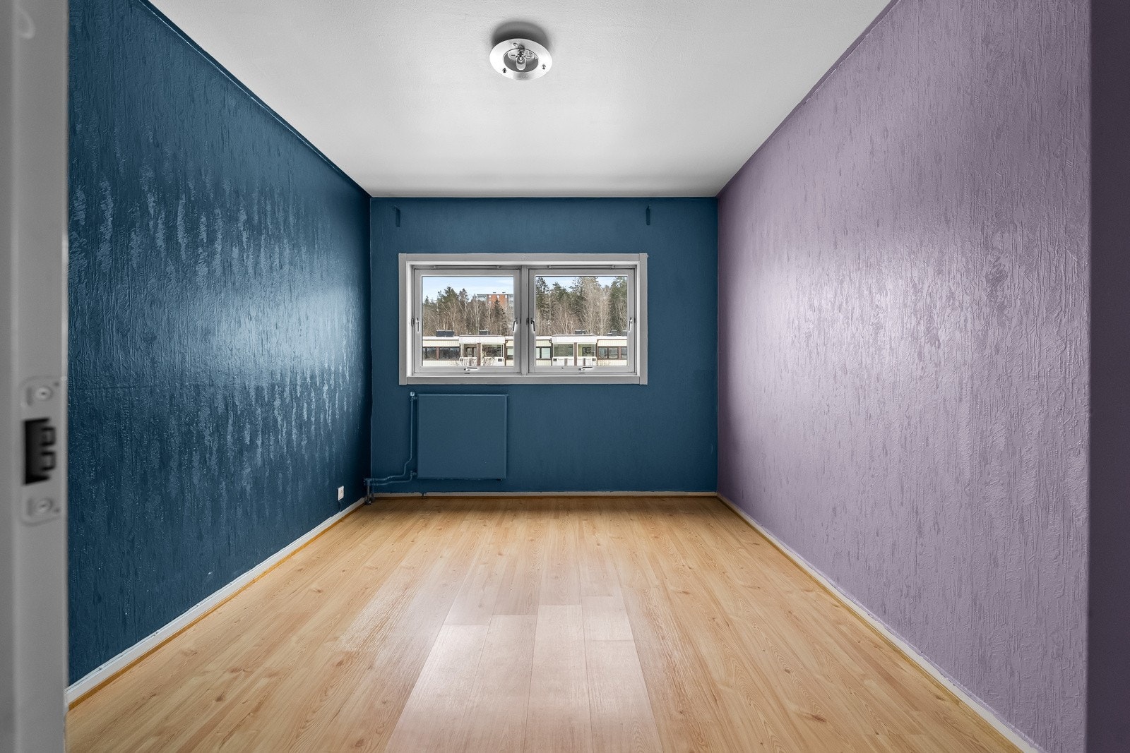 Leiligheten har to gode soverom. Hovedsoverommet har malte veggflater, laminat på gulv og to store vinduer. Oppvarming via radiator. Galleribilde