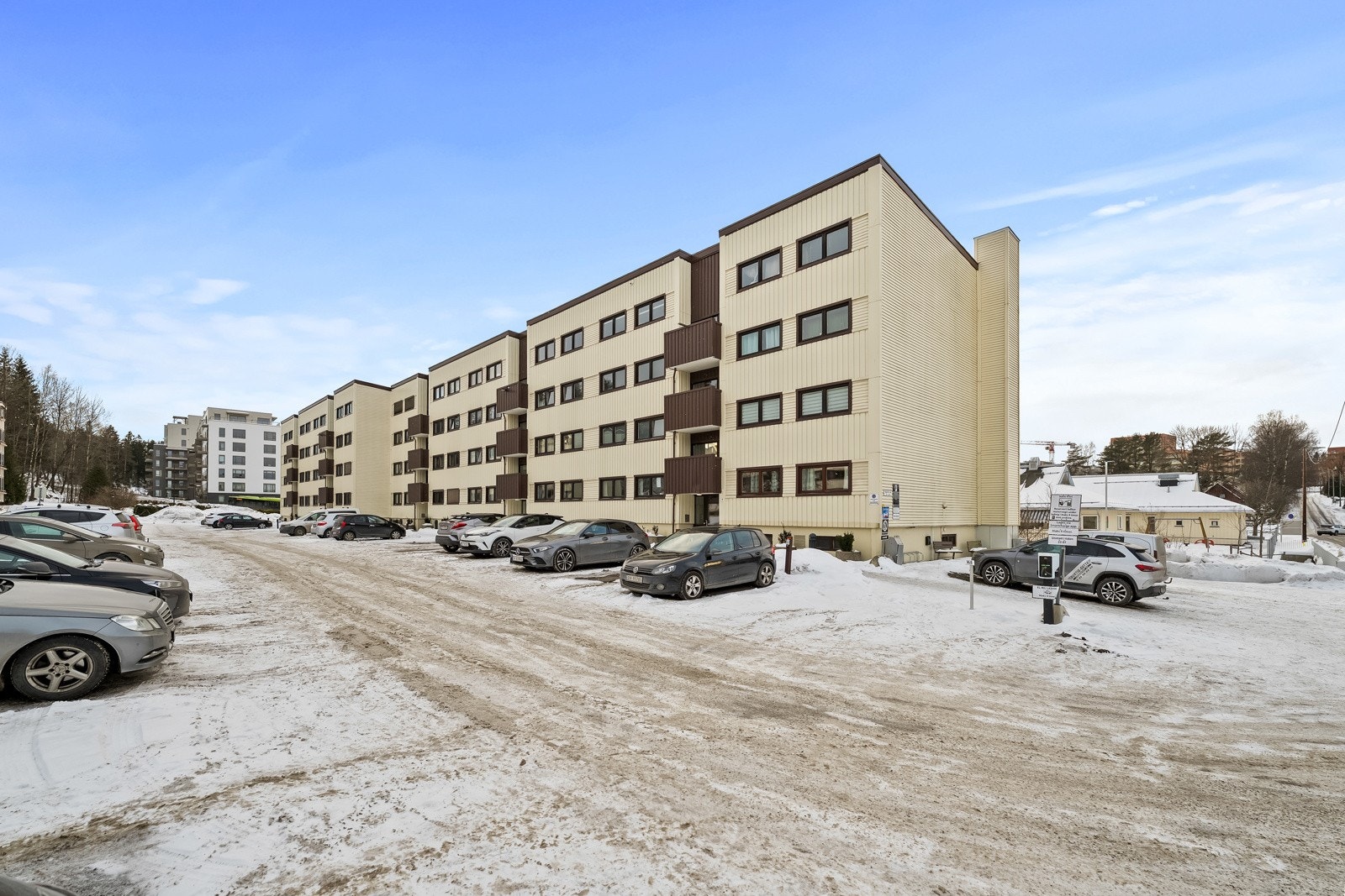 Leiligheten disponerer en utvendig parkeringsplass med motorvarmer, plassert på borettslagets fellesareal. Galleribilde