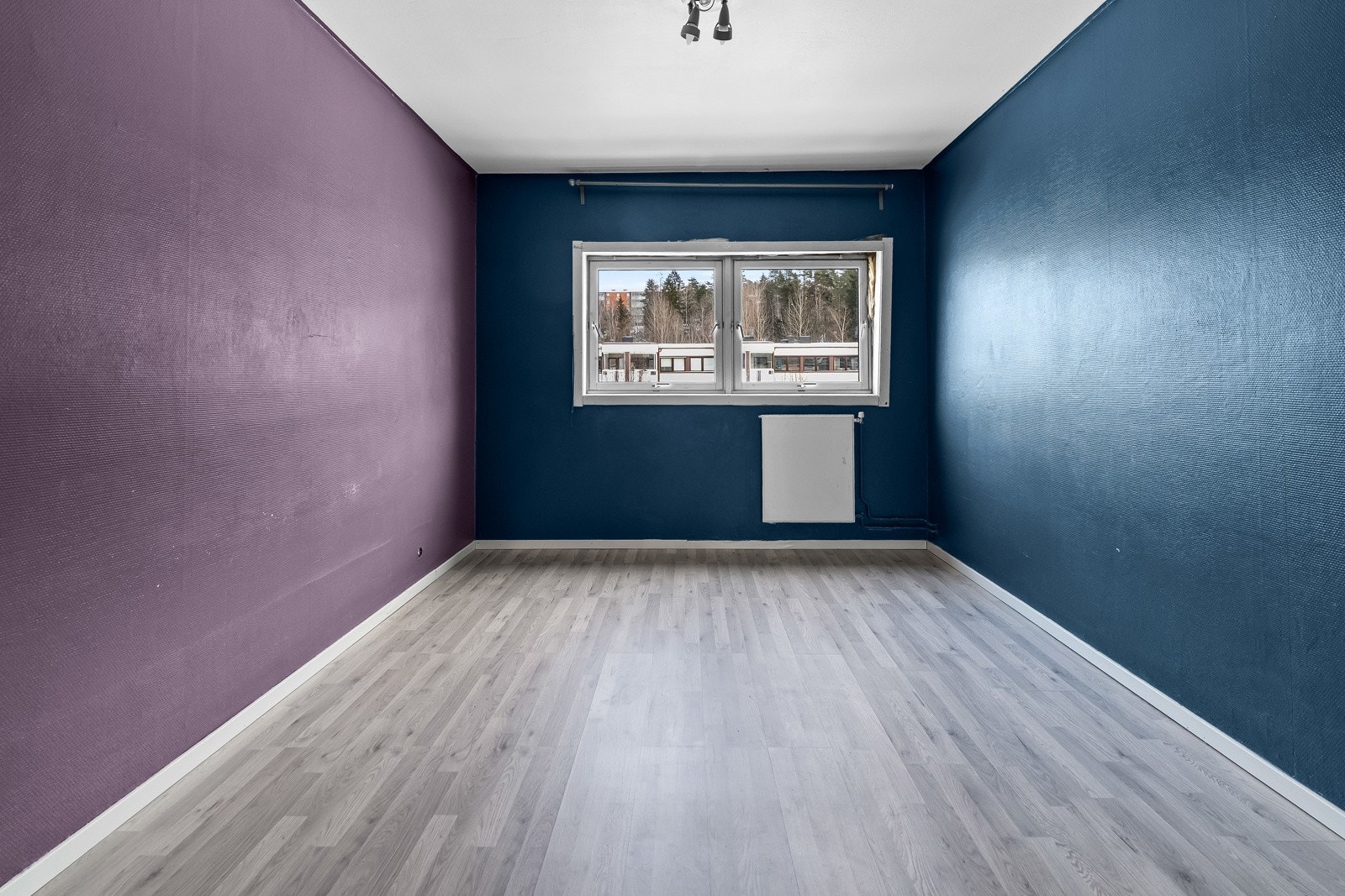 Soverom 2 har malte veggflater, laminat på gulv og to store vinduer. Oppvarming via radiator. Galleribilde