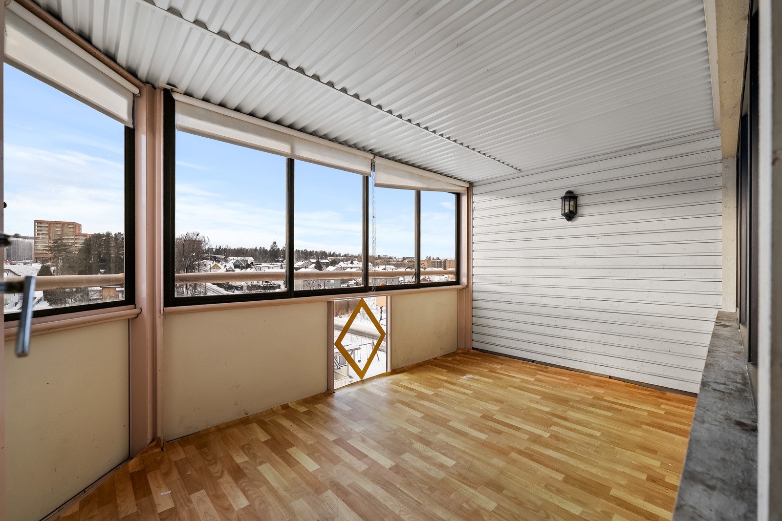 Fra stuen er det utgang til en vestvendt innglasset balkong på ca. 9 kvm hvor man kan nyte herlig ettermiddag- og kveldssol på sommerstid. Galleribilde