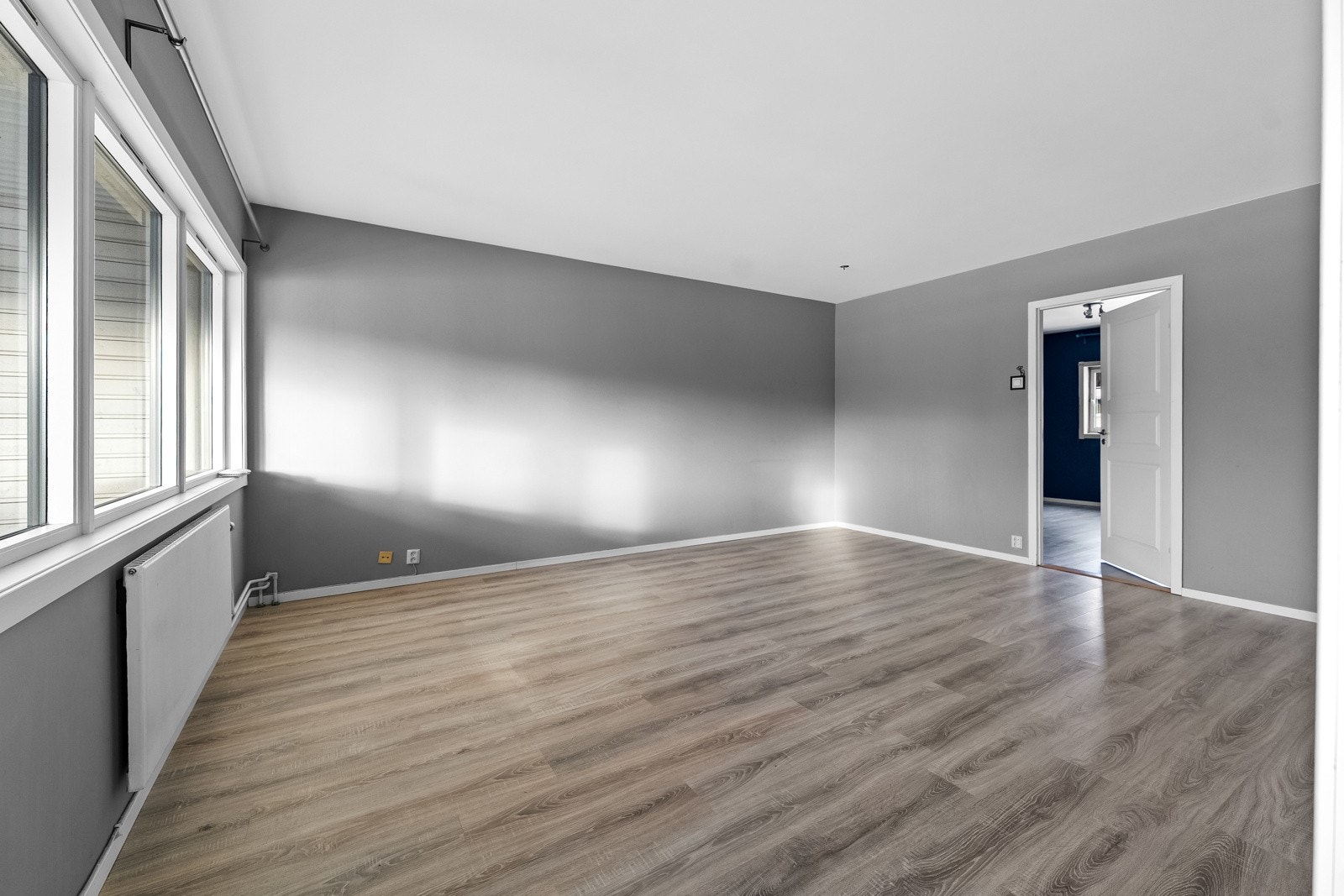 Under vinduene er det montert radiator tilknyttet felles sentralvarme. Galleribilde