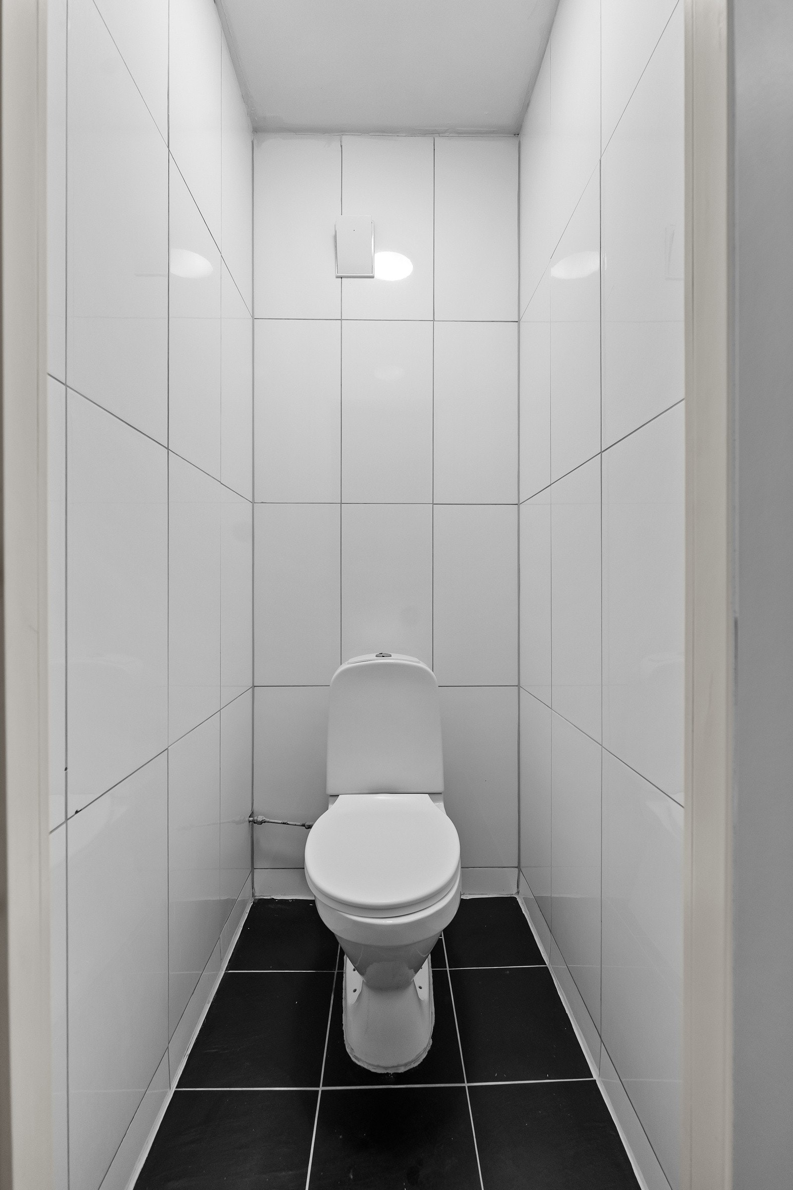 Separat toalettrom vegg i vegg med badet. Galleribilde