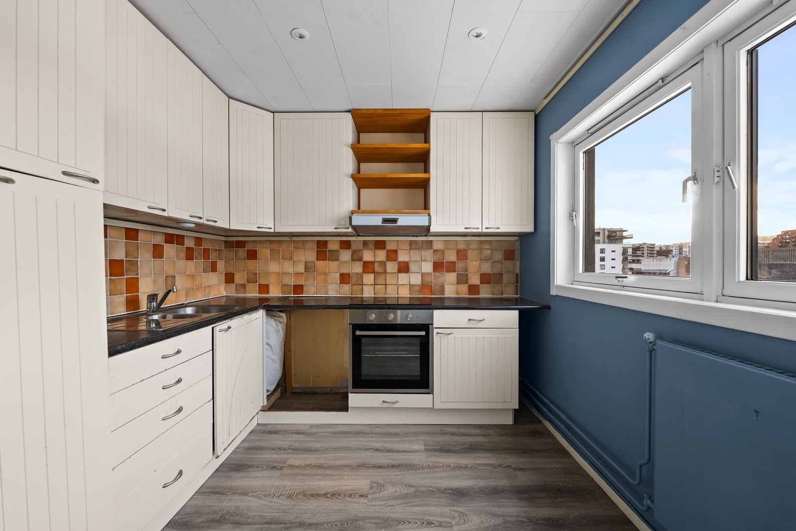 Integrerte hvitevarer som stekeovn og platetopp medfølger (ingen garanti), og det er avsatt plass til frittstående kjøleskap. Galleribilde