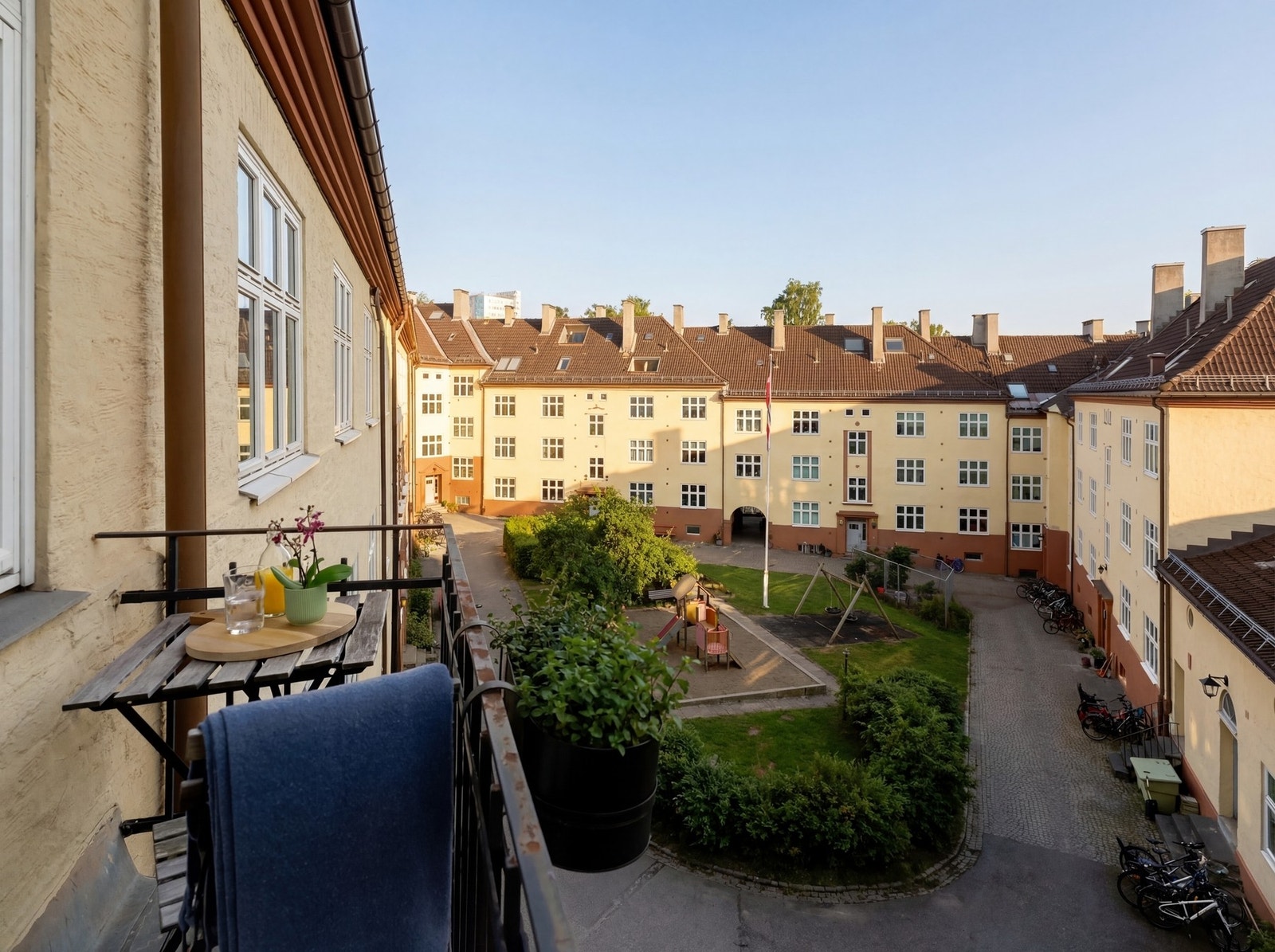 Dette er bakgården rett utenfor. Selve leiligheten har en sydvendt brannbalkong med gode soltimer. Bare å glede seg! (Bildet er KI redigert og ment som illustrasjon) Galleribilde