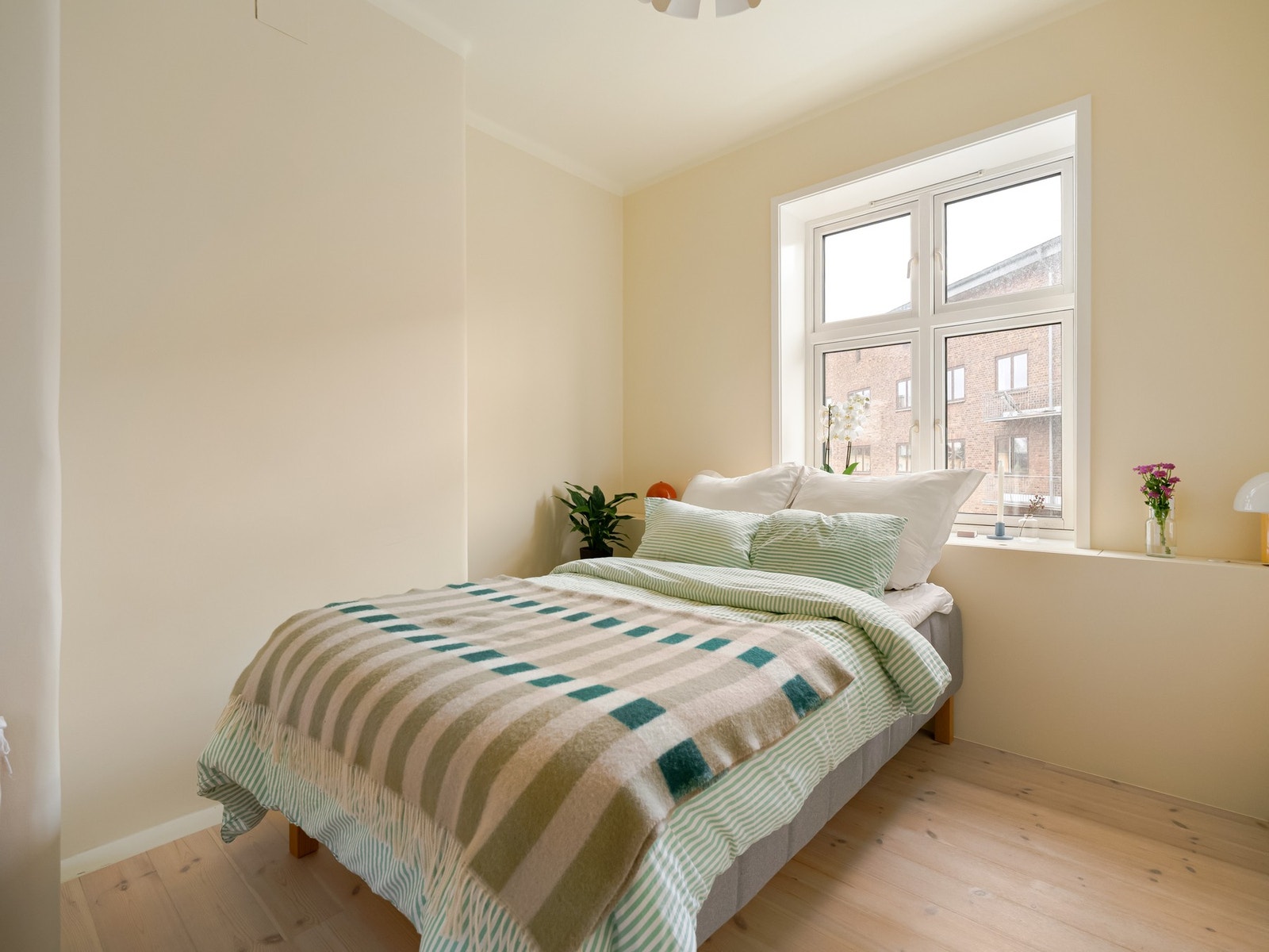 Det er av god størrelse med plass til dobbeltseng og nattbord. Galleribilde