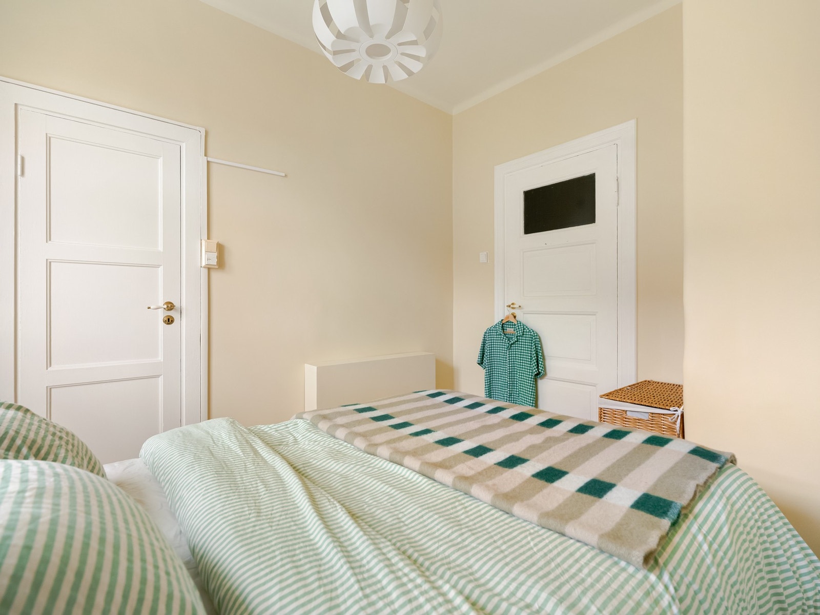 Fra soverommet finner vi inngangen til dusjrommet. Galleribilde