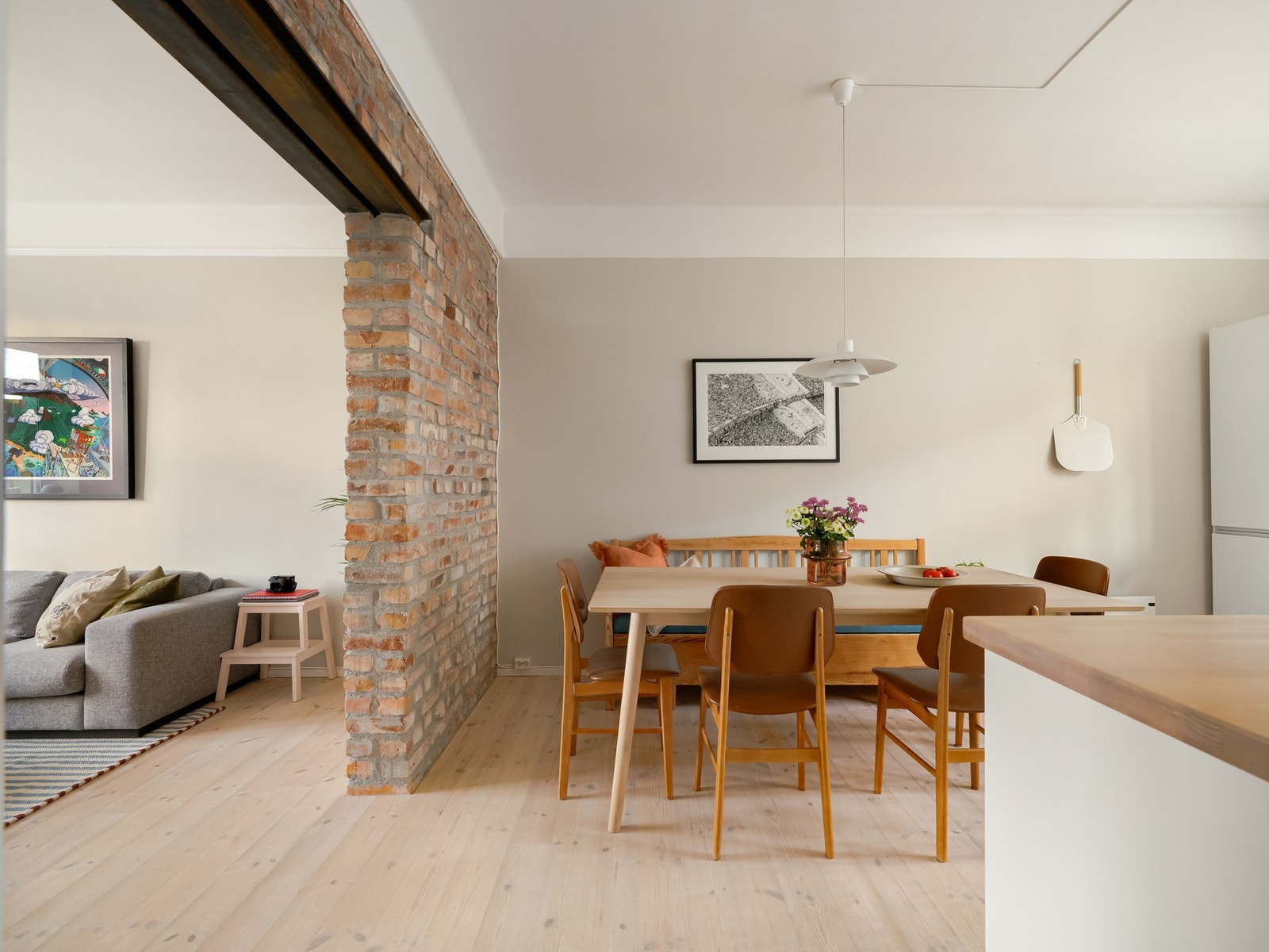 Vi starter i i hjertet av leiligheten, nemlig kjøkkenet. Galleribilde