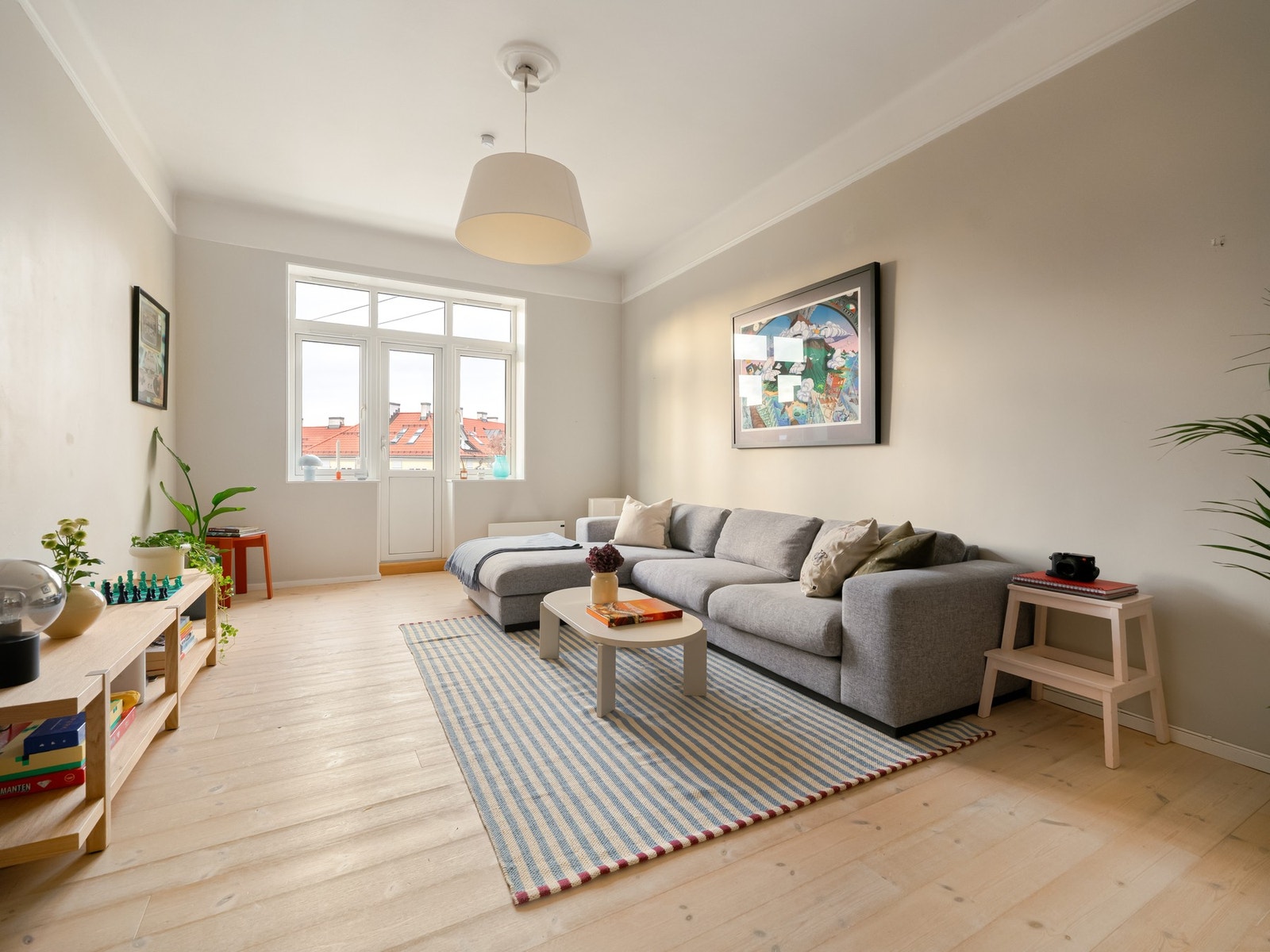 Den generøse takhøyden på 2,83 meter gir en ekstra god romfølelse, og de store vindusflatene slipper dessuten inn godt med naturlig dagslys. Galleribilde