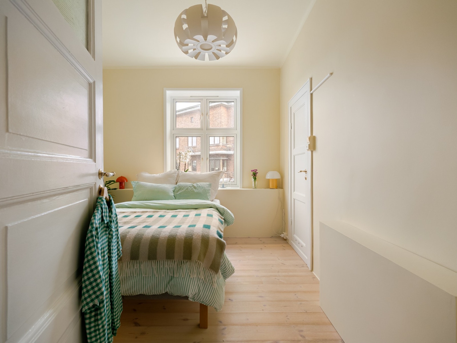 Fra gangen finner vi inngangen til soverommet, med plassbygde oppbevaringsløsninger. Galleribilde