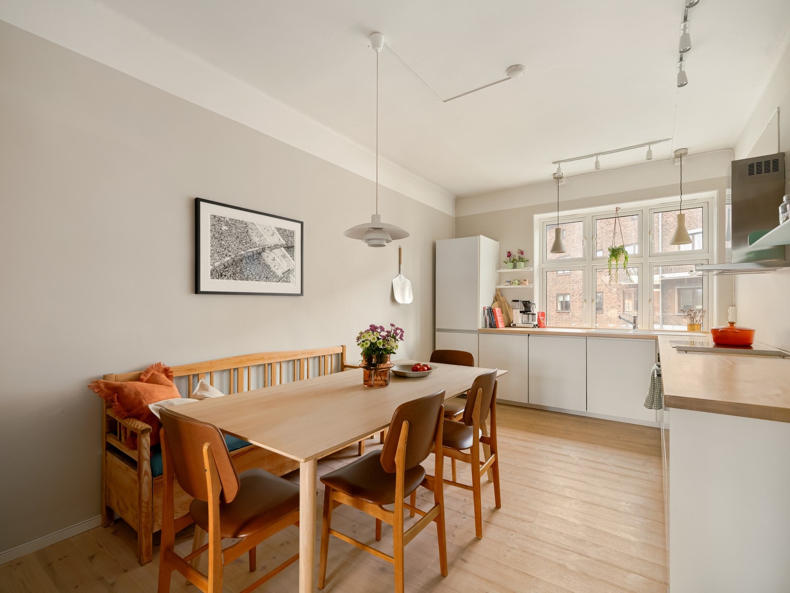 Kjøkkenet oppleves som svært sosial, perfekt for herlige stunder sammen med venner og familie. Galleribilde