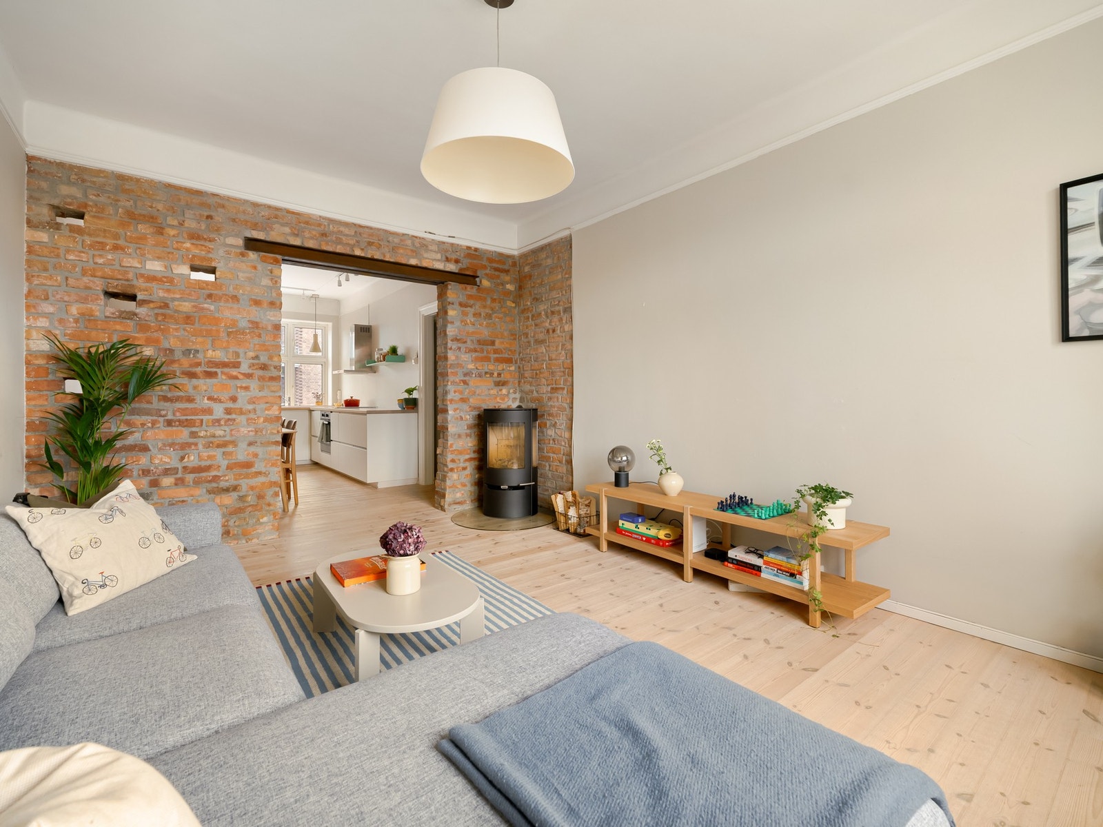 Vi tar turen inn igjen. Fra denne vinkelen får du god oversikt over leiligheten. Galleribilde