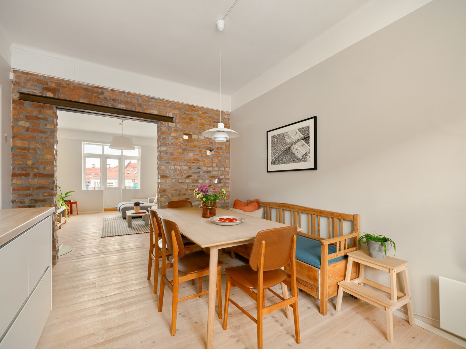 Leiligheten har en gjennomgående og god planløsning, i tillegg til en svært god intern beliggenhet i byggets øverste etasje! Galleribilde