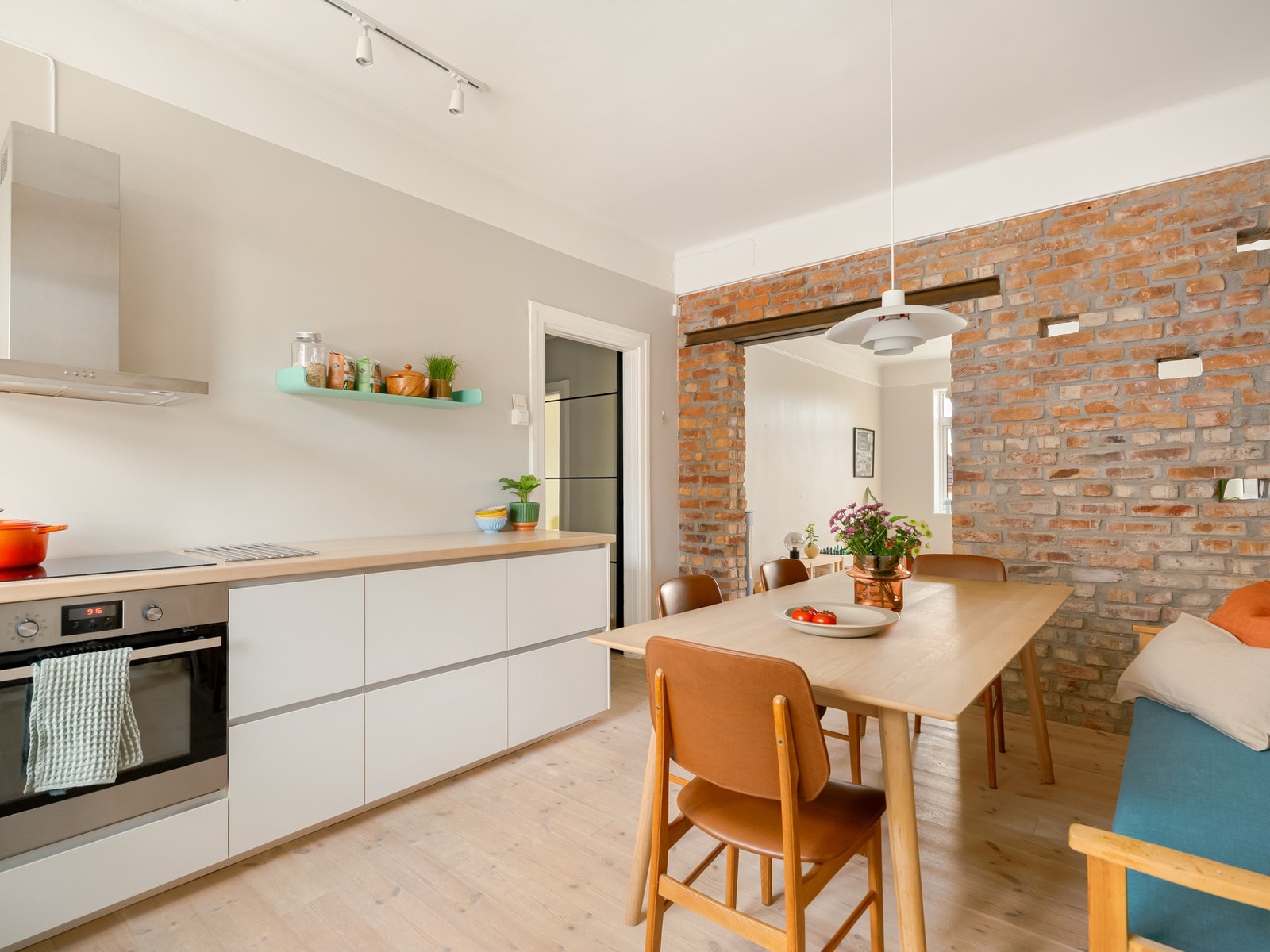 Innredningen består av slette fronter, laminat benkeplate, og integrerte hvitevarer. Sistnevnte medfølger salget! Galleribilde